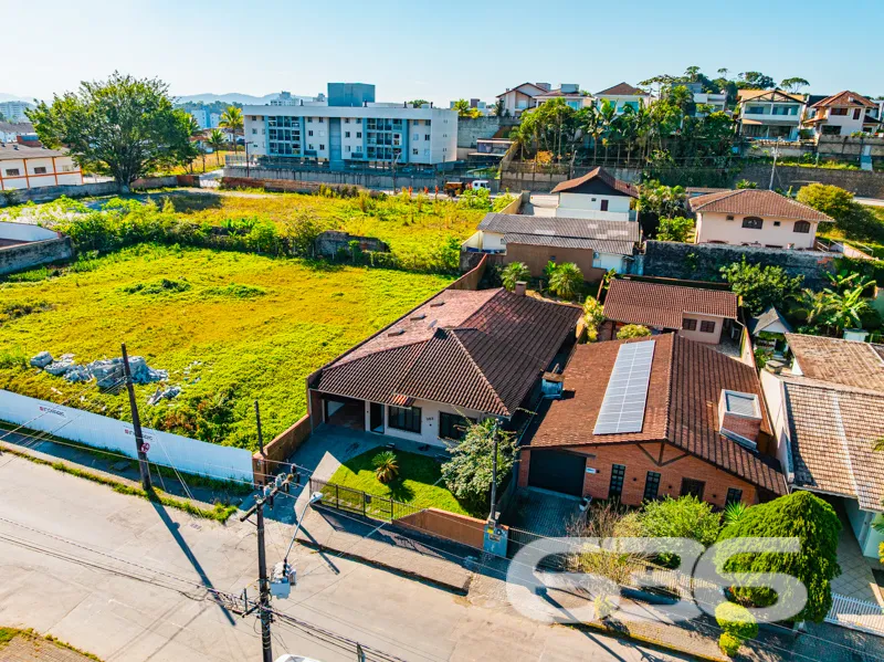 CASA TÉRREA COM 235m², 4 QUARTOS E GARAGEM ESPAÇOS