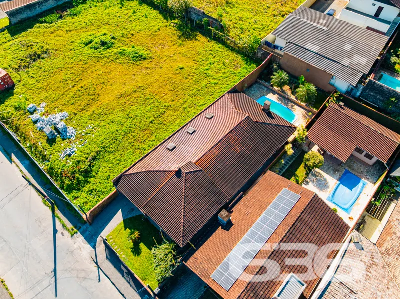 CASA TÉRREA COM 235m², 4 QUARTOS E GARAGEM ESPAÇOS