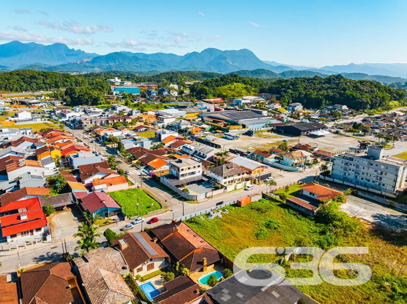 CASA TÉRREA COM 235m², 4 QUARTOS E GARAGEM ESPAÇOS