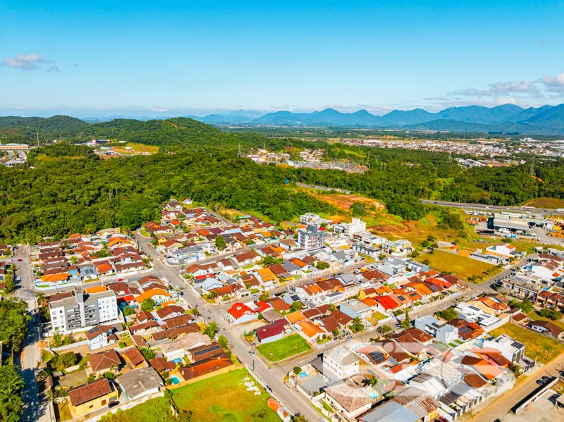 CASA TÉRREA COM 235m², 4 QUARTOS E GARAGEM ESPAÇOS
