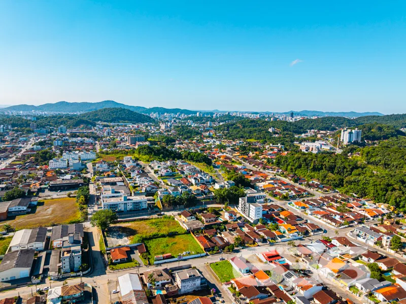 CASA TÉRREA COM 235m², 4 QUARTOS E GARAGEM ESPAÇOS