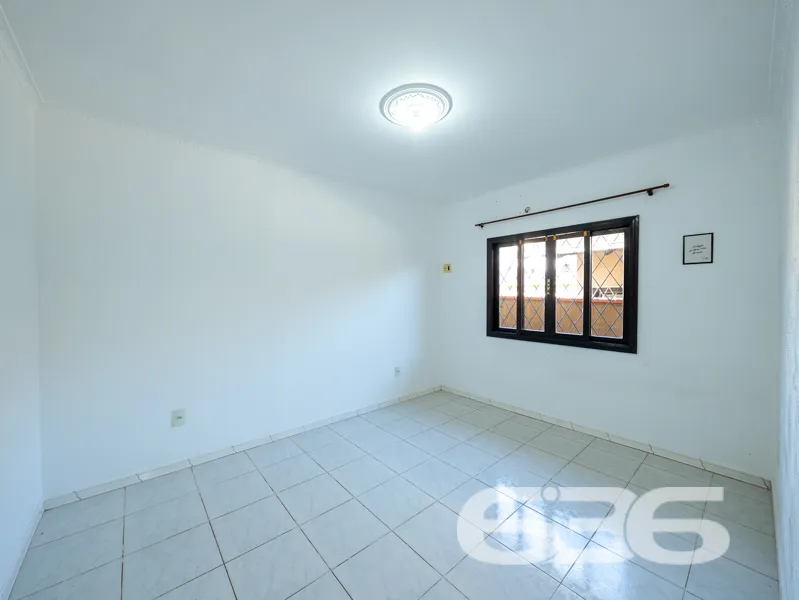 CASA TÉRREA COM 235m², 4 QUARTOS E GARAGEM ESPAÇOS