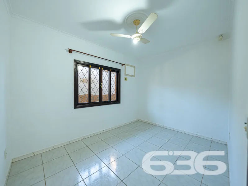 CASA TÉRREA COM 235m², 4 QUARTOS E GARAGEM ESPAÇOS