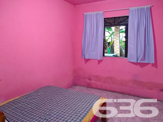 VENDE-SE CASA COM 3 QUARTOS NO BAIRRO JARDIM IRIRI