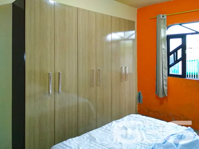 VENDE-SE CASA COM 3 QUARTOS NO BAIRRO JARDIM IRIRI