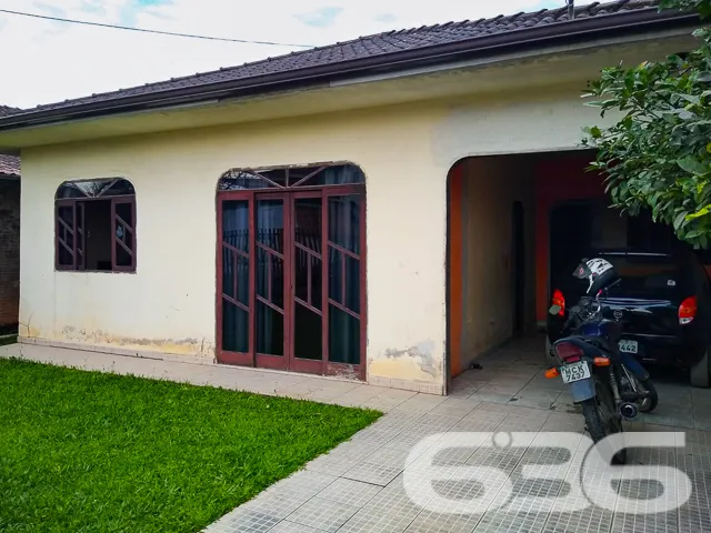 VENDE-SE CASA COM 3 QUARTOS NO BAIRRO JARDIM IRIRI