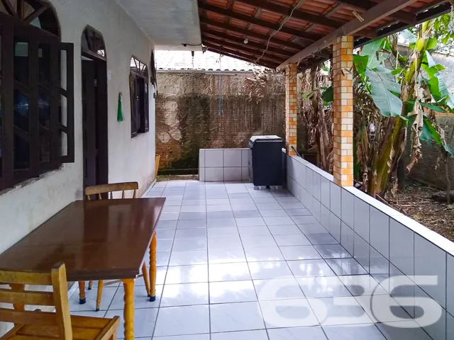VENDE-SE CASA COM 3 QUARTOS NO BAIRRO JARDIM IRIRI