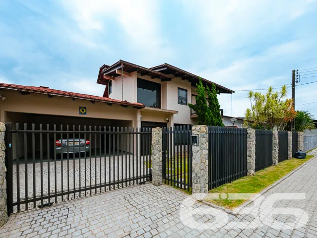 SOBRADO COM SUÍTE MASTER + 3 QUARTOS NO BAIRRO IRI