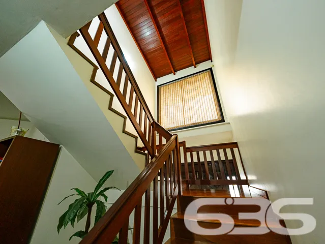 SOBRADO COM SUÍTE MASTER + 3 QUARTOS NO BAIRRO IRI