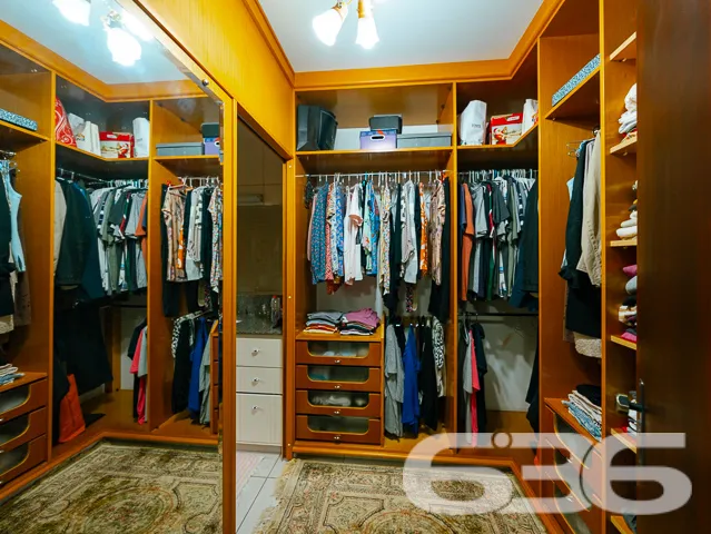 SOBRADO COM SUÍTE MASTER + 3 QUARTOS NO BAIRRO IRI