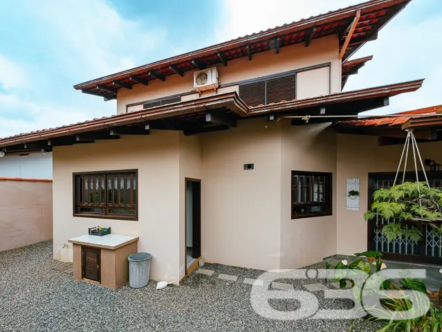 SOBRADO COM SUÍTE MASTER + 3 QUARTOS NO BAIRRO IRI