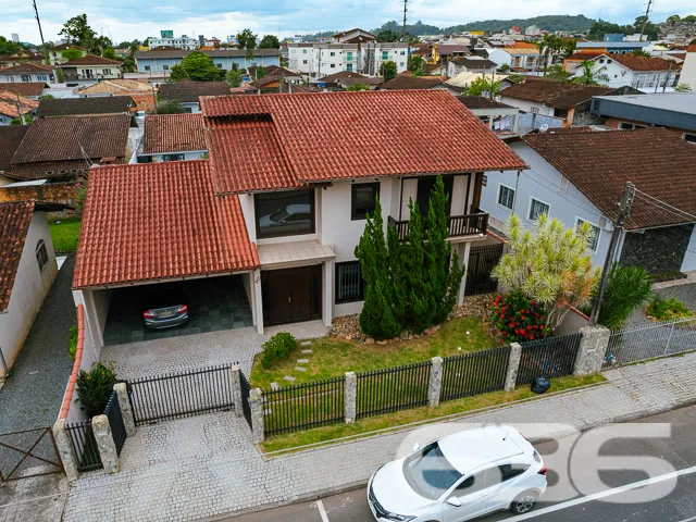 SOBRADO COM SUÍTE MASTER + 3 QUARTOS NO BAIRRO IRI