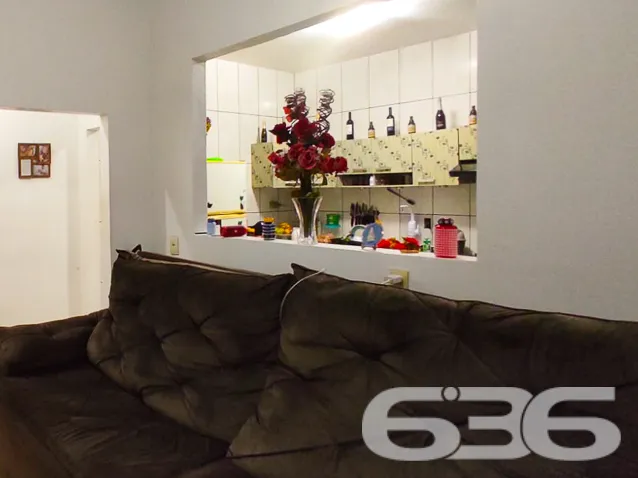 RESIDÊNCIA COM SUÍTE + 2 QUARTOS BEM LOCALIZADA NO