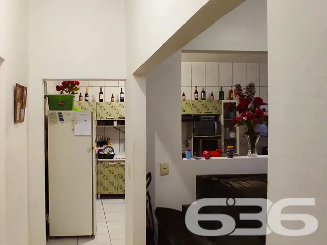 RESIDÊNCIA COM SUÍTE + 2 QUARTOS BEM LOCALIZADA NO