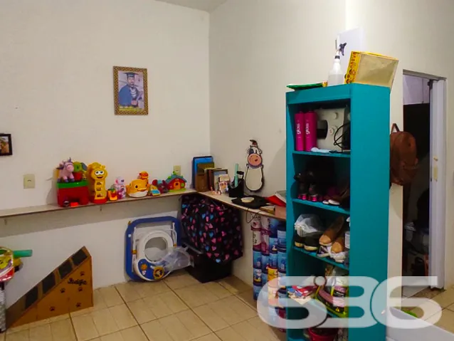 RESIDÊNCIA COM SUÍTE + 2 QUARTOS BEM LOCALIZADA NO