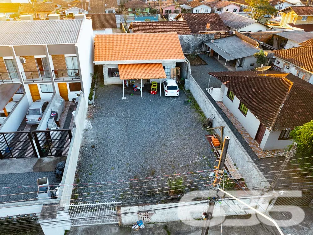 RESIDÊNCIA COM SUÍTE + 2 QUARTOS BEM LOCALIZADA NO