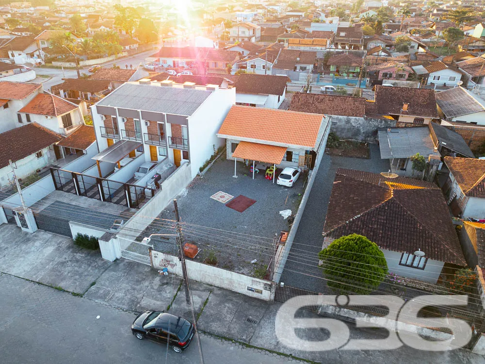 RESIDÊNCIA COM SUÍTE + 2 QUARTOS BEM LOCALIZADA NO