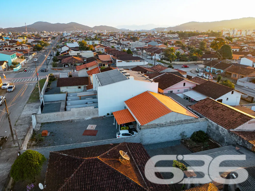 RESIDÊNCIA COM SUÍTE + 2 QUARTOS BEM LOCALIZADA NO