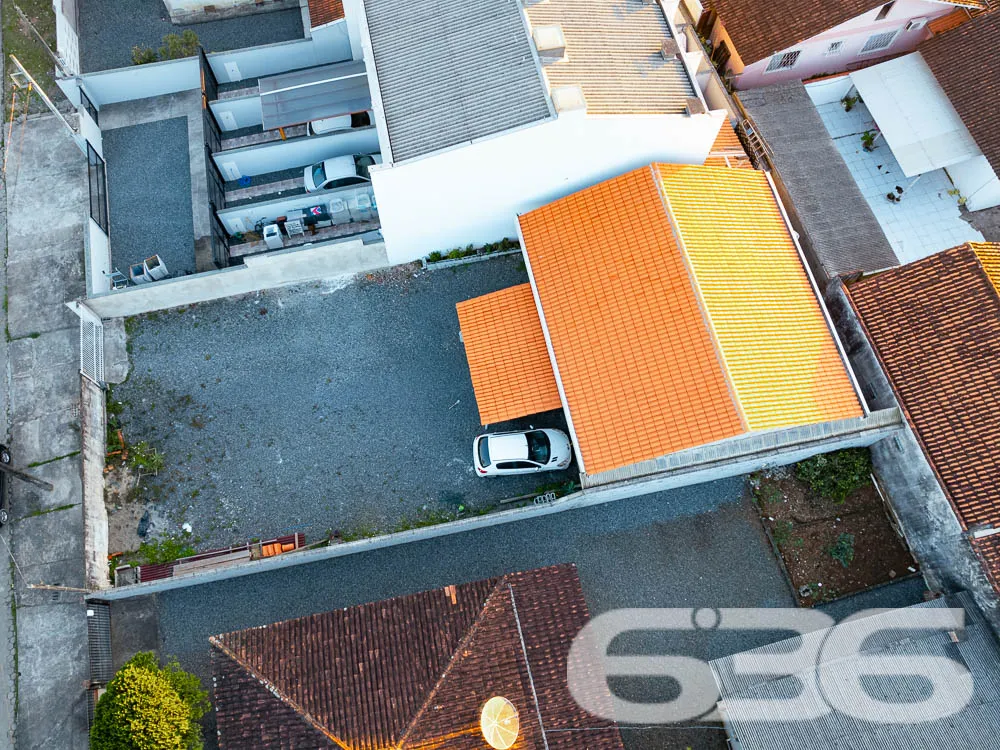 RESIDÊNCIA COM SUÍTE + 2 QUARTOS BEM LOCALIZADA NO