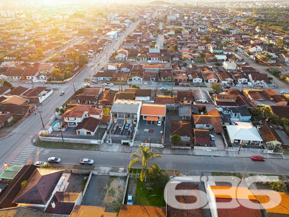 RESIDÊNCIA COM SUÍTE + 2 QUARTOS BEM LOCALIZADA NO