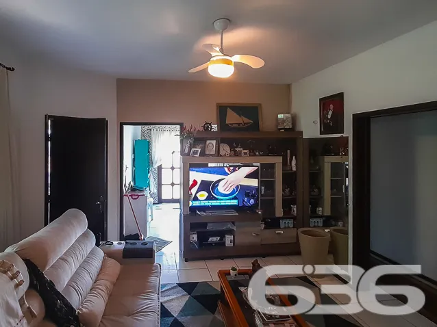 CASA A VENDA COM SUÍTE + 2 QUARTOS NO BAIRRO PETRÓ