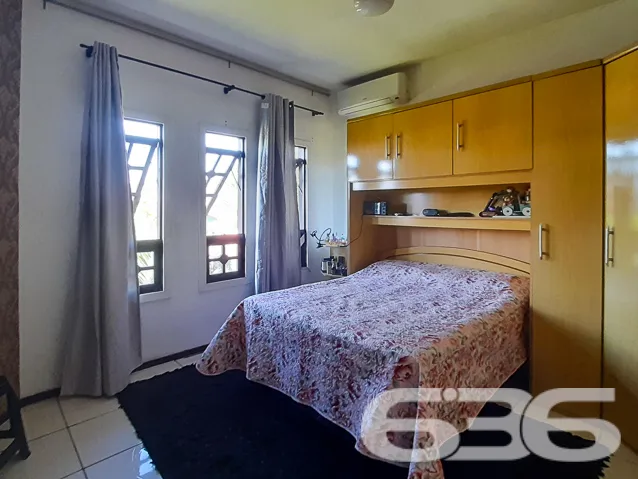 CASA A VENDA COM SUÍTE + 2 QUARTOS NO BAIRRO PETRÓ