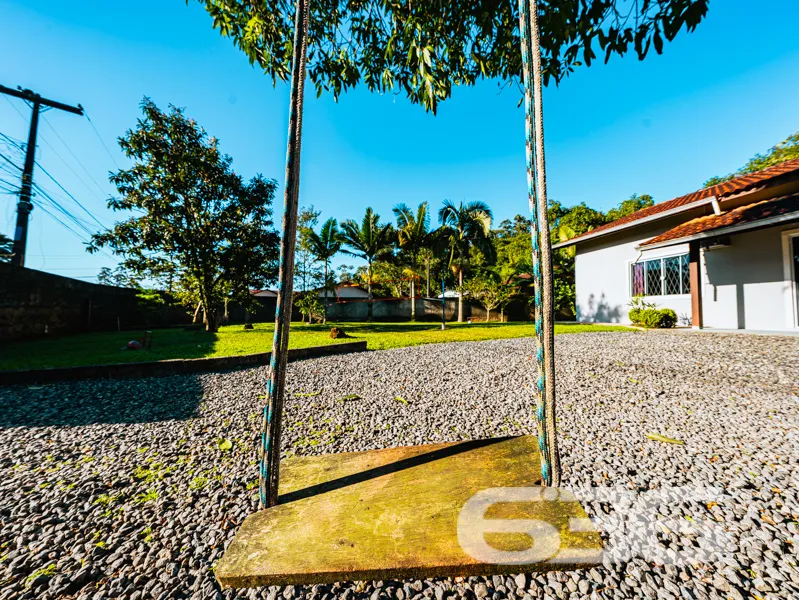 Casa com terreno grande Ă venda no bairro Parque G