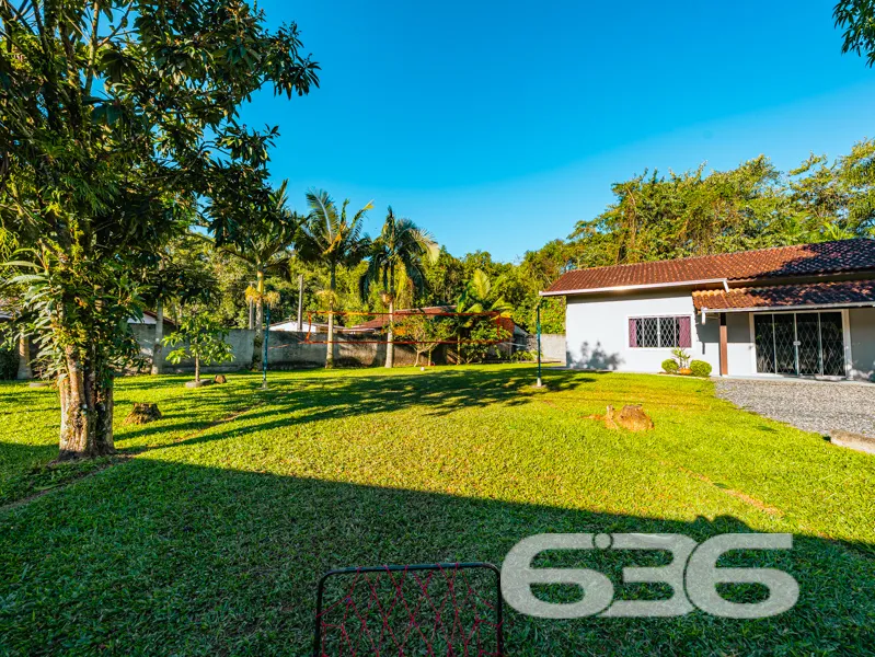 Casa com terreno grande Ă venda no bairro Parque G