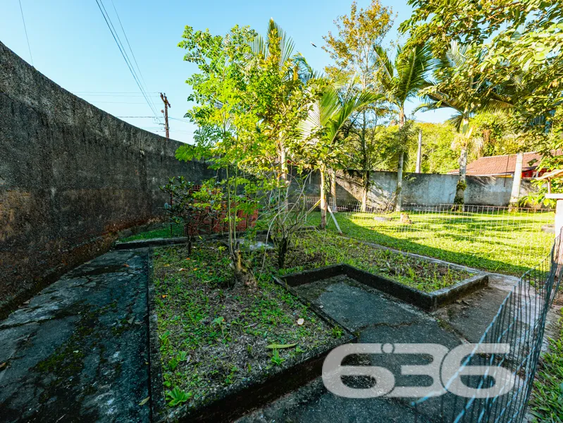 Casa com terreno grande Ă venda no bairro Parque G
