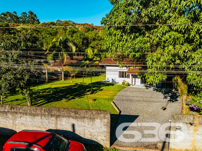 Casa com terreno grande Ă venda no bairro Parque G