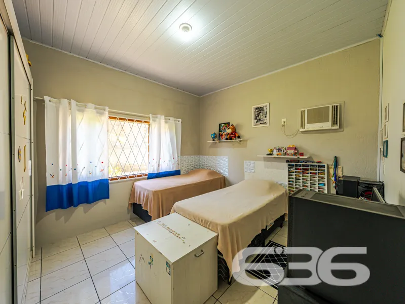 Casa com terreno grande Ă venda no bairro Parque G