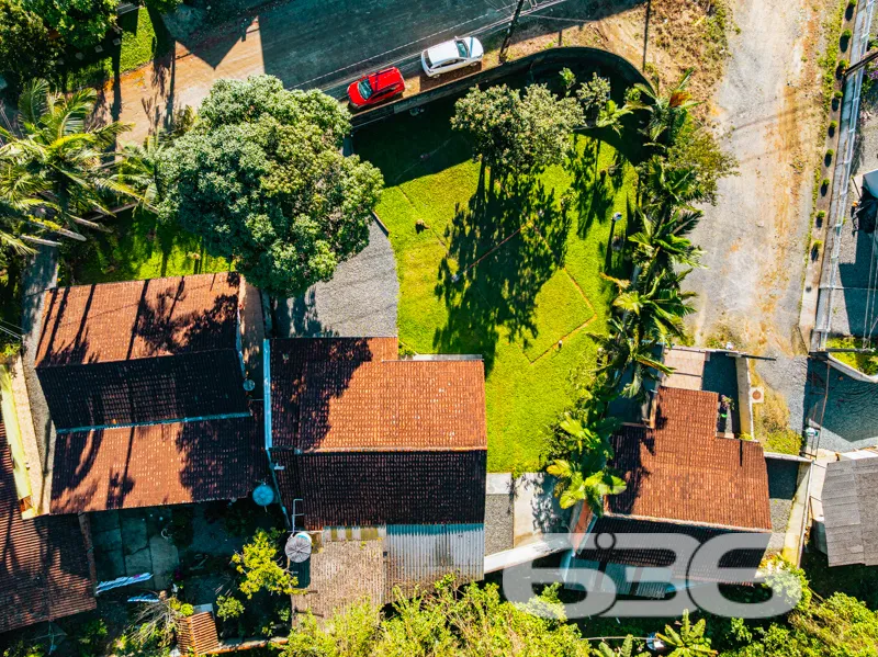 Casa com terreno grande Ă venda no bairro Parque G