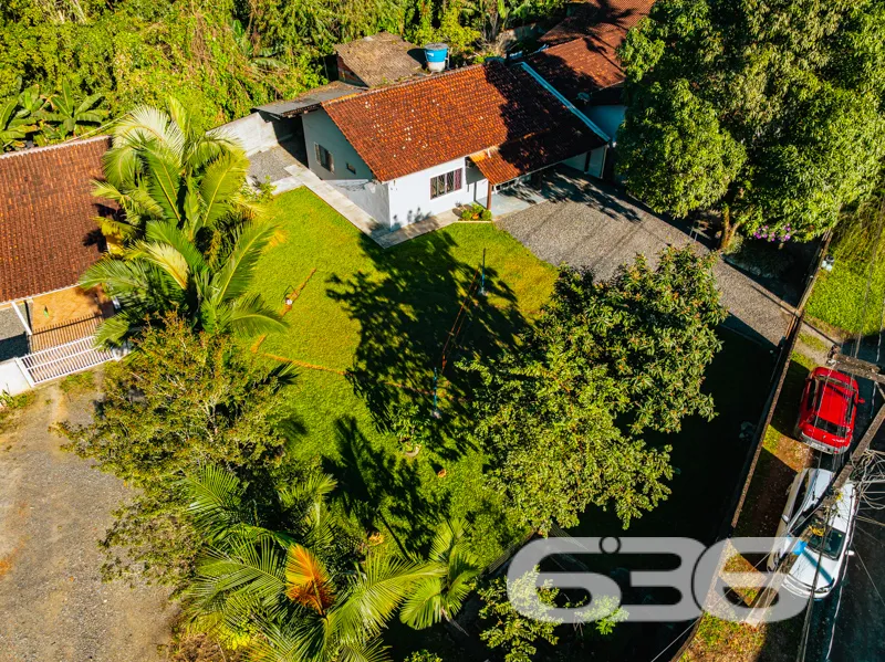 Casa com terreno grande Ă venda no bairro Parque G