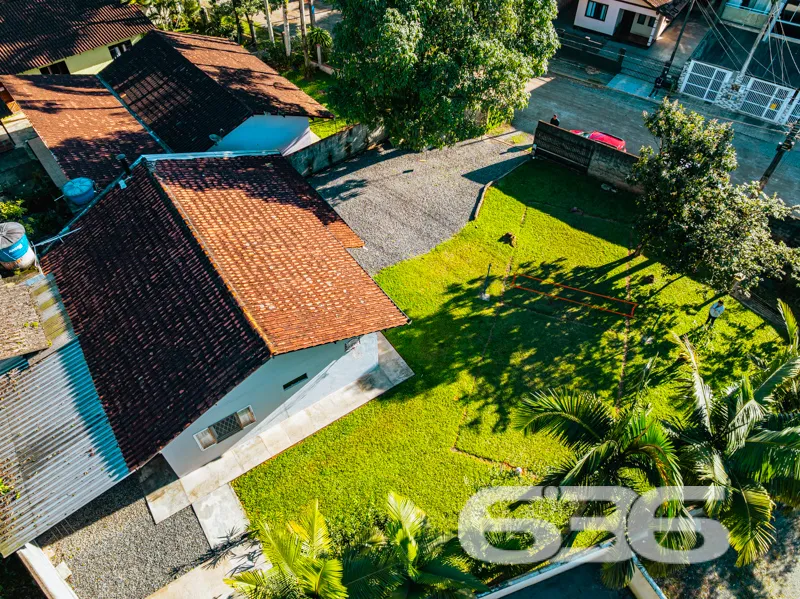 Casa com terreno grande Ă venda no bairro Parque G