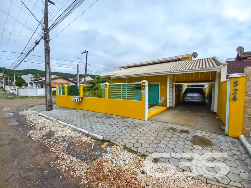 Residência Térrea com Piscina, Área de Festas e Qu
