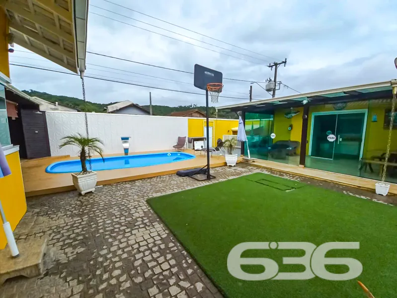 Residência Térrea com Piscina, Área de Festas e Qu