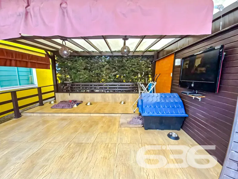 Residência Térrea com Piscina, Área de Festas e Qu