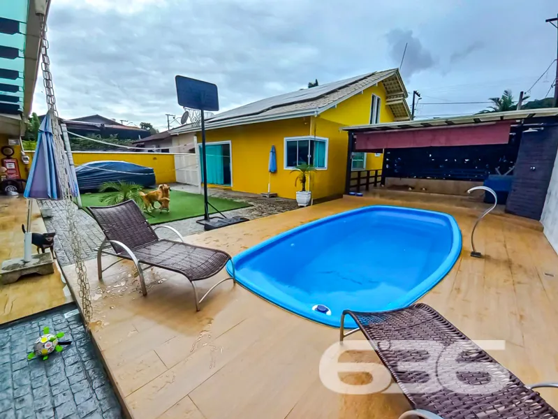 Residência Térrea com Piscina, Área de Festas e Qu