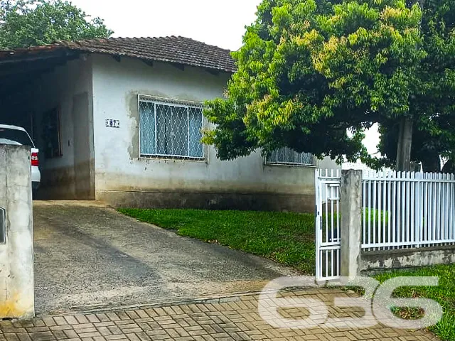VENDE-SE CASA ESPAÇOSA COM ÁREA DE FESTAS NO BAIRR