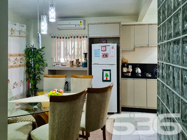 VENDE-SE CASA ESPAÇOSA COM ÁREA DE FESTAS NO BAIRR