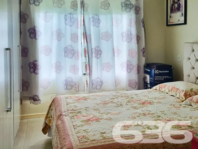 VENDE-SE CASA ESPAÇOSA COM ÁREA DE FESTAS NO BAIRR