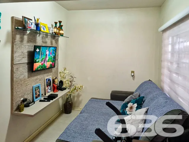 VENDE-SE CASA ESPAÇOSA COM ÁREA DE FESTAS NO BAIRR