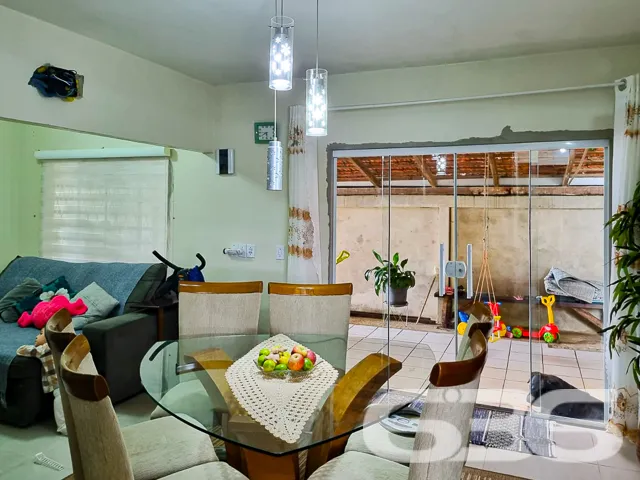 VENDE-SE CASA ESPAÇOSA COM ÁREA DE FESTAS NO BAIRR