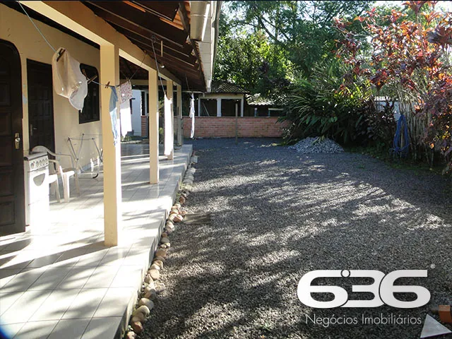 CASA AMPLA COM SUĂTE + 3 DORMITĂRIOS NO BAIRRO FLO