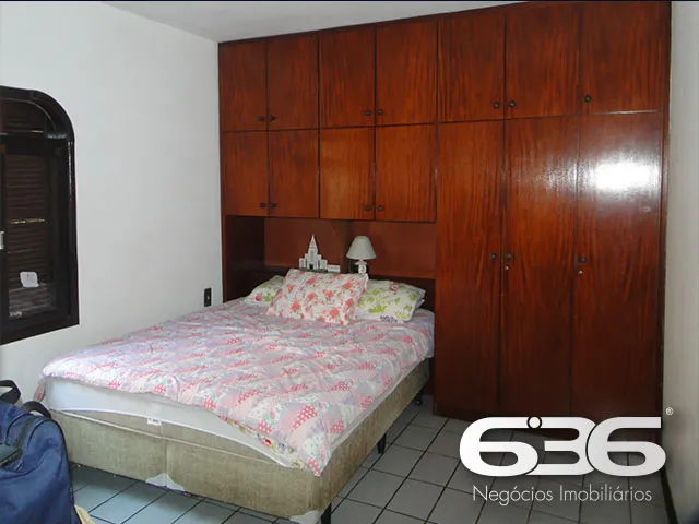 CASA AMPLA COM SUĂTE + 3 DORMITĂRIOS NO BAIRRO FLO