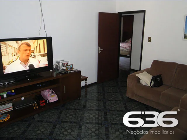 CASA AMPLA COM SUĂTE + 3 DORMITĂRIOS NO BAIRRO FLO