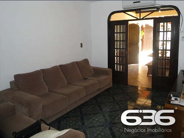 CASA AMPLA COM SUĂTE + 3 DORMITĂRIOS NO BAIRRO FLO