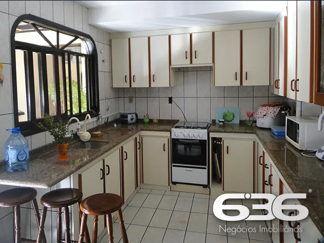 CASA AMPLA COM SUĂTE + 3 DORMITĂRIOS NO BAIRRO FLO