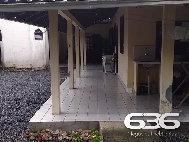 CASA AMPLA COM SUĂTE + 3 DORMITĂRIOS NO BAIRRO FLO