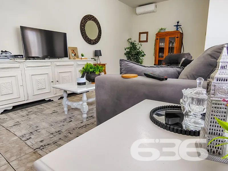 ESPETACULAR CASA COM 1 SUÍTE E 3 QUARTOS, NO BAIRR